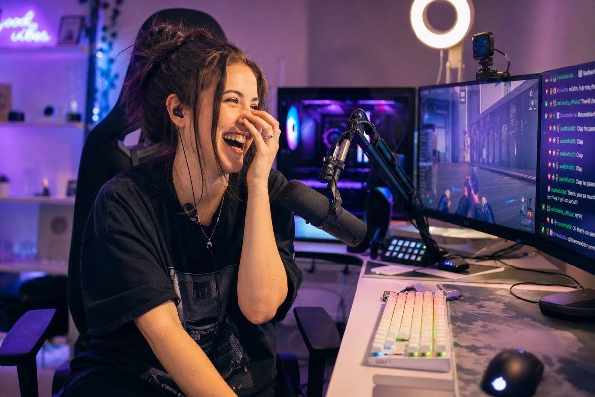 Streamerka śmiejąca się podczas transmisji na żywo po nieoczekiwanej wpadce
